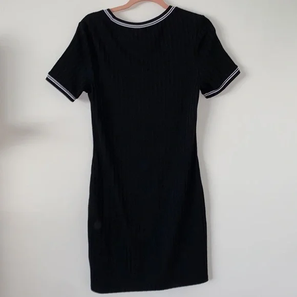 Ringer Bodycon Dress🤍🖤 - Picture 2 of 3